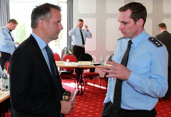 Sebastian Lohmüller im Gespräch zur SAZV mit OLt Matthias Zinn, TruKa AusbZInf (Foto: DBwV/LV Süd)