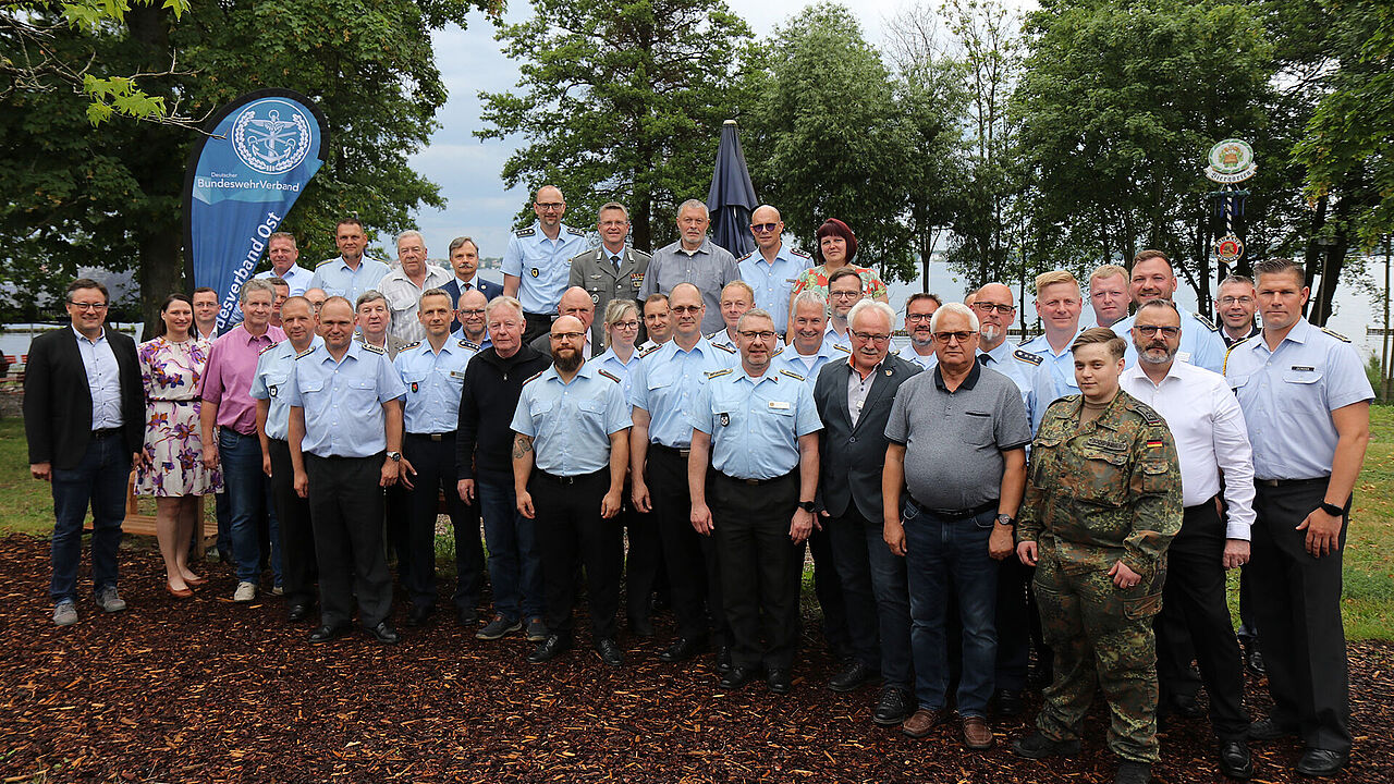 Trotz der gr0ßen Belastung in den Truppenteilen und Dienststellen waren fast 50 Mandatsträger der Einladung zur Bezirkstagung an den Müggelsee gefolgt. Foto: DBwV/Sarina Flachsmeier