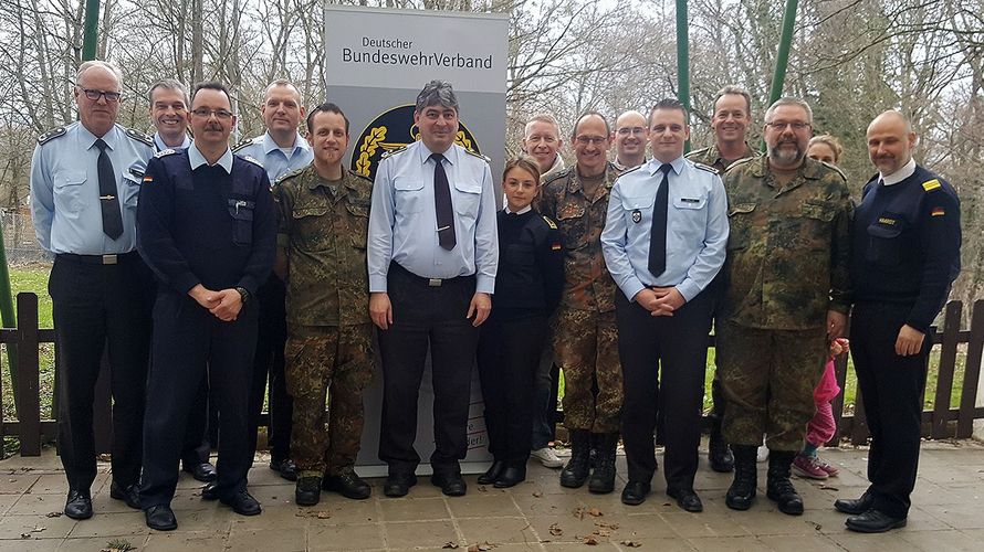 Oberstleutnant Andreas Geckeis (3.v.l.) führt eine der größten Truppenkameradschaften Foto: TruKa BAAINBw