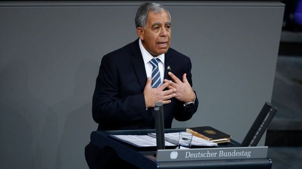 Der israelische Parlamentspräsident Mickey Levy sprach von der schweren Aufgabe des Erinnerns, die jede Generation auf Neue schultern müsse. Foto: DBT/Tobias Koch