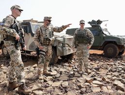 Das Missionsgebiet von EUTM Mali wird auf die Staaten der G5-Sahel-Zone ausgeweitet. Hier Kontingentführer Oberstleutnant i.G. Florian Schleiffer (M.) mit deutschen Soldaten. Foto: Bundeswehr