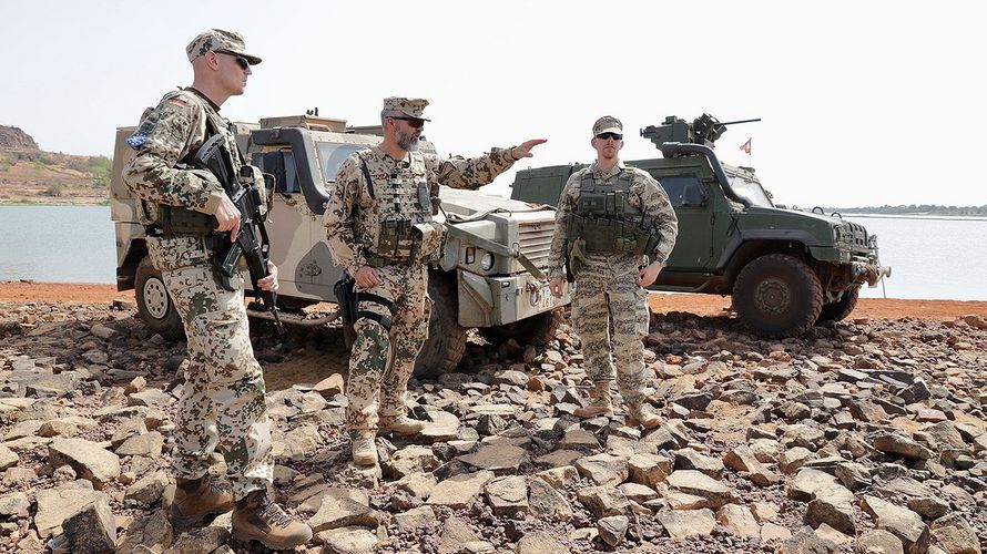 Das Missionsgebiet von EUTM Mali wird auf die Staaten der G5-Sahel-Zone ausgeweitet. Hier Kontingentführer Oberstleutnant i.G. Florian Schleiffer (M.) mit deutschen Soldaten. Foto: Bundeswehr