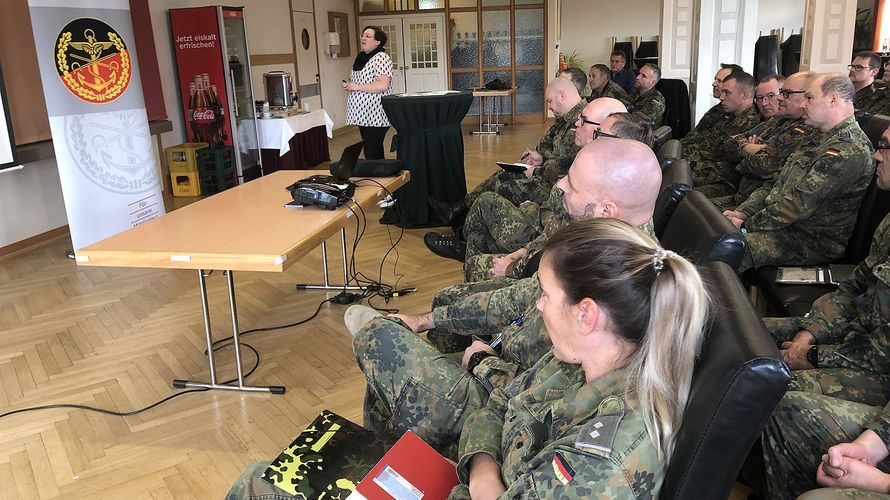 Regierungsoberinspektorin Kerstin Fischer betonte: „Der Sozialdienst ist auch für ehemalige Soldaten da!“ Foto: Frank Gotthardt