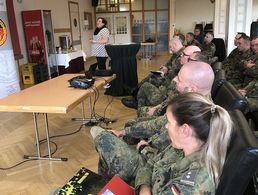 Regierungsoberinspektorin Kerstin Fischer betonte: „Der Sozialdienst ist auch für ehemalige Soldaten da!“ Foto: Frank Gotthardt