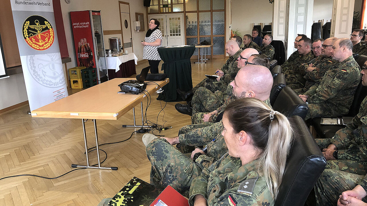 Regierungsoberinspektorin Kerstin Fischer betonte: „Der Sozialdienst ist auch für ehemalige Soldaten da!“ Foto: Frank Gotthardt
