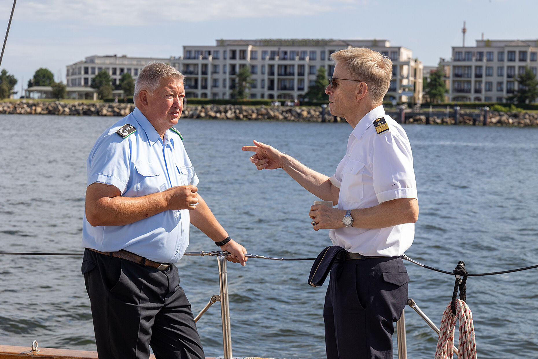 Konteradmiral Christoph Müller-Meinhard, Kommandeur Unterstützung und Abteilungsleiter Einsatzunterstützung im Marinekommando Rostock (r.). im Gespräch mit dem Landesvorsitzenden Nord, Oberst Thomas Behr. Foto: DBwV/Yann Bombeke