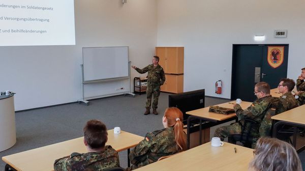 Oberstabsfeldwebel Sascha Altenhofen aus dem Bundesvorstand informierte bei der TruKa Pfullendorf über den aktuellen Sachstand zur „Verfassungsgemäßen Alimentation". Foto: David Koch