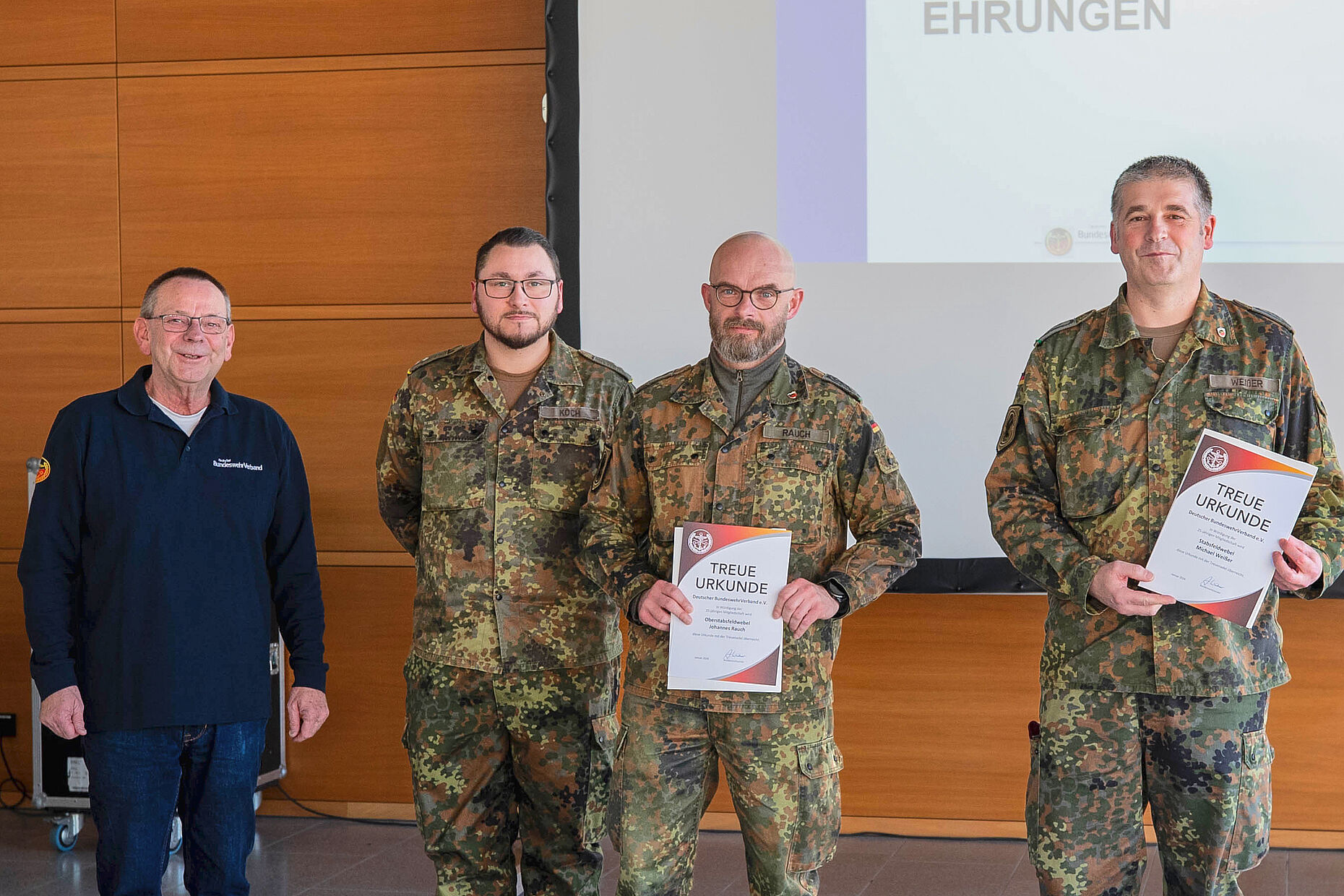 Bezirksvorsitzender Harald Lott (von links) und Vorsitzender Oberleutnant David Koch zeichneten Oberstabsfeldwebel Johannes Rauch und Stabsfeldwebel Michael Weißer für 25 Jahre treue Mitgliedschaft im DBwV aus. Foto: Klaus Probst