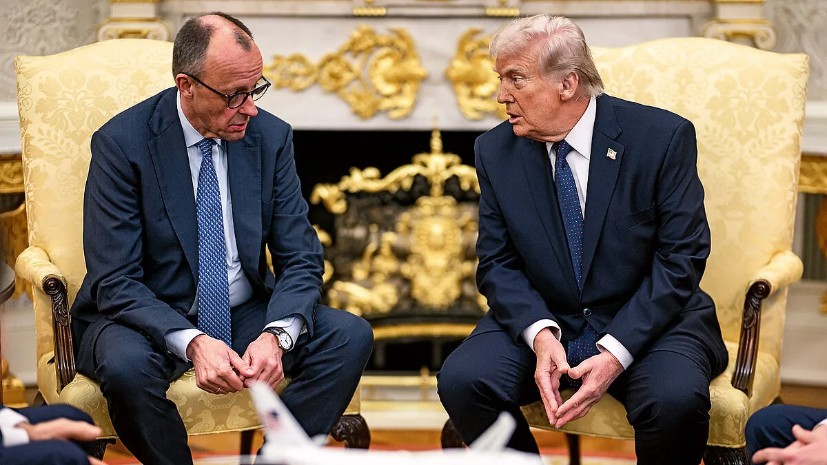 Anfang März wurde Bundeskanzler Friedrich Merz von Donald Trump im Weißen Haus empfangen. Die aktuelle Politik des US-Präsidenten hat auch auf Europa und Deutschland einen großen Effekt. Trumps strategischer Fehlschluss trifft auch Europa. Foto: Picture-Alliance/ZUMAPRESS.com/Daniel Torok/White House