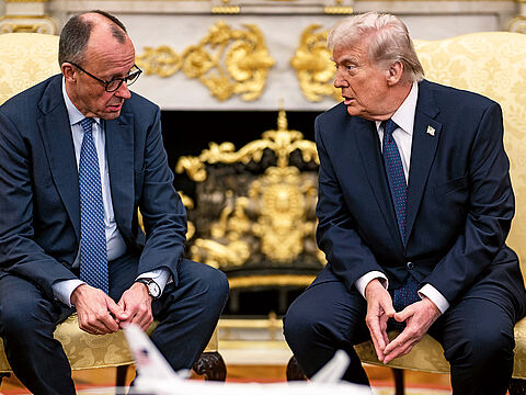 Anfang März wurde Bundeskanzler Friedrich Merz von Donald Trump im Weißen Haus empfangen. Die aktuelle Politik des US-Präsidenten hat auch auf Europa und Deutschland einen großen Effekt. Trumps strategischer Fehlschluss trifft auch Europa. Foto: Picture-Alliance/ZUMAPRESS.com/Daniel Torok/White House