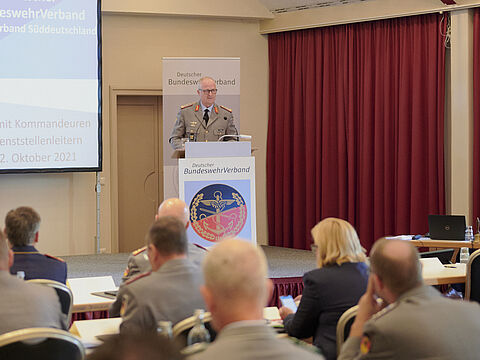 Der Generalinspekteur nutzte die DBwV-Tagung zum Dialog mit Kommandeuren und Dienststellenleitern aus allen Regionen des Landesverbands. Foto: DBwV/Ingo Kaminsky