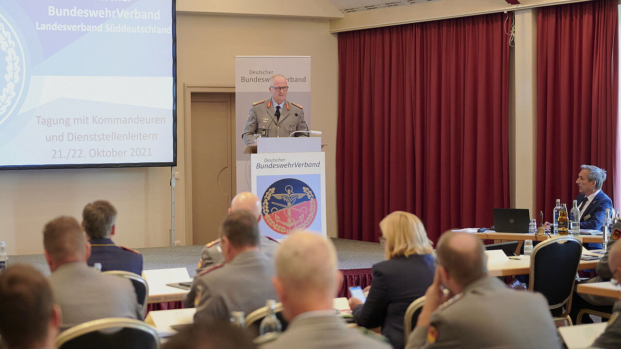 Der Generalinspekteur nutzte die DBwV-Tagung zum Dialog mit Kommandeuren und Dienststellenleitern aus allen Regionen des Landesverbands. Foto: DBwV/Ingo Kaminsky