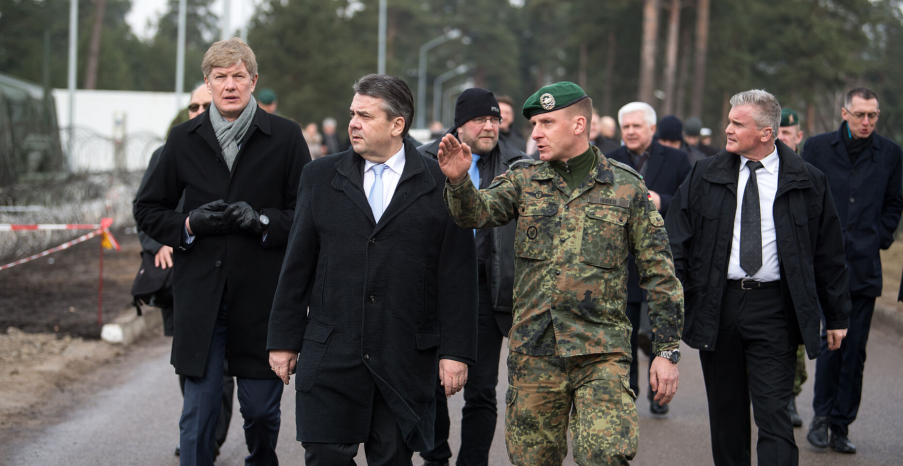 2017: Christoph Huber, noch mit dem Dienstgrad des Oberstleutnants, führt den damaligen Außenminister Sigmar Gabriel (SPD) über den Militärstützpunkt in Rukla (Litauen). picture alliance/Bernd von Jutrczenka