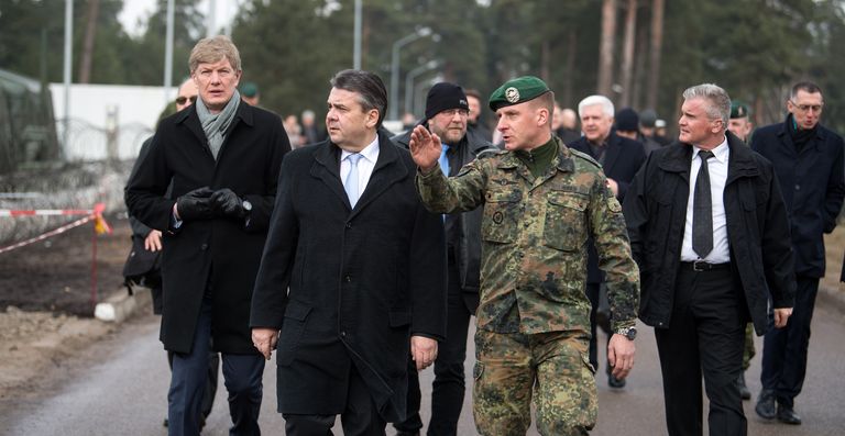 2017: Christoph Huber, noch mit dem Dienstgrad des Oberstleutnants, führt den damaligen Außenminister Sigmar Gabriel (SPD) über den Militärstützpunkt in Rukla (Litauen). picture alliance/Bernd von Jutrczenka