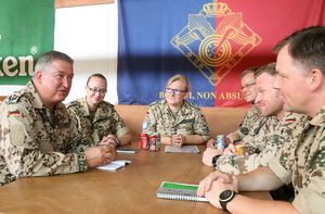 Oberstleutnant Thomas Behr im Gespräch mit Soldaten im Camp Castor in Gao. Foto: Bundeswehr/PAO MINUSMA Gao