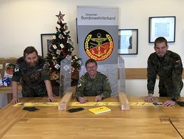 Auch der stellvertretende Landrat des Kreises Höxter, Werner Dürdoth (M.), unterschrieb auf dem gelben Band der Verbundenheit, hier mit Stabsfeldwebel Stefan Riep (l.) und Hauptmann Mathias Ehlert. Foto: Abgesetzter Technischer Zug 242