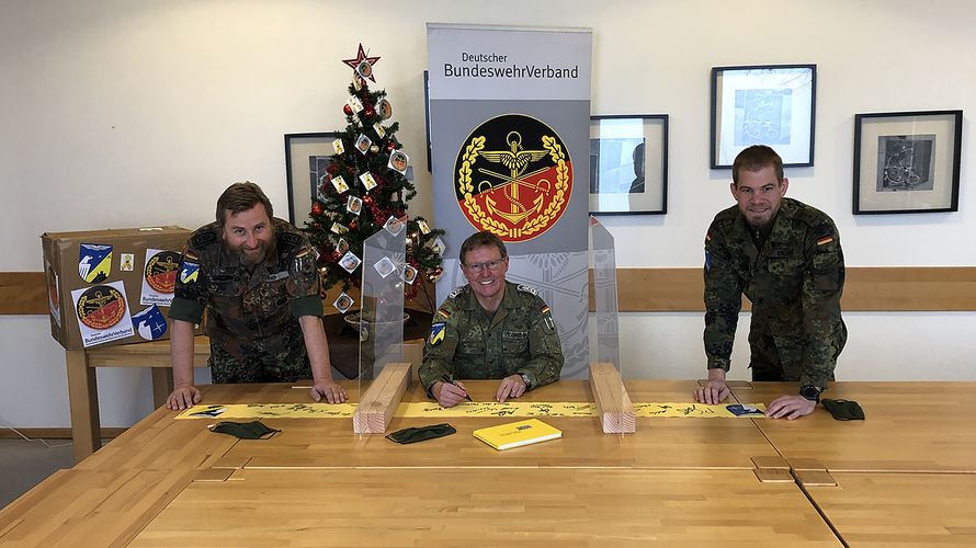 Auch der stellvertretende Landrat des Kreises Höxter, Werner Dürdoth (M.), unterschrieb auf dem gelben Band der Verbundenheit, hier mit Stabsfeldwebel Stefan Riep (l.) und Hauptmann Mathias Ehlert. Foto: Abgesetzter Technischer Zug 242