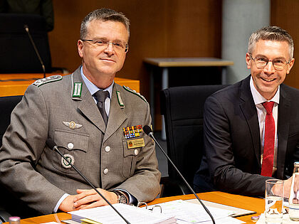 Der Bundesvorsitzende, Oberst André Wüstner (l.), bei der Anhörung zum Wehrdienstmodernisierungsgesetz im Bundestag. Begleitet wurde er von DBwV-Justitiar Christian Sieh. Foto: DBwV/Yann Bombeke