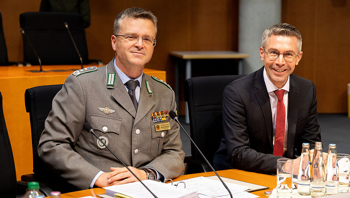 Der Bundesvorsitzende, Oberst André Wüstner (l.), bei der Anhörung zum Wehrdienstmodernisierungsgesetz im Bundestag. Begleitet wurde er von DBwV-Justitiar Christian Sieh. Foto: DBwV/Yann Bombeke