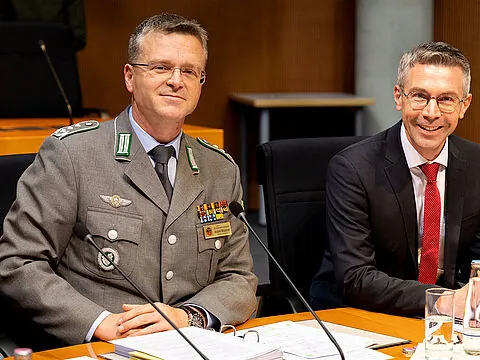 Der Bundesvorsitzende, Oberst André Wüstner (l.), bei der Anhörung zum Wehrdienstmodernisierungsgesetz im Bundestag. Begleitet wurde er von DBwV-Justitiar Christian Sieh. Foto: DBwV/Yann Bombeke