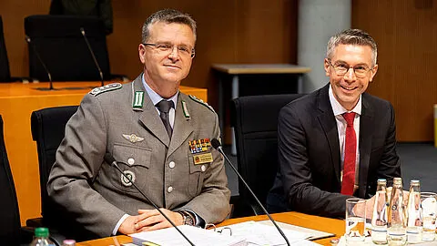 Der Bundesvorsitzende, Oberst André Wüstner (l.), bei der Anhörung zum Wehrdienstmodernisierungsgesetz im Bundestag. Begleitet wurde er von DBwV-Justitiar Christian Sieh. Foto: DBwV/Yann Bombeke