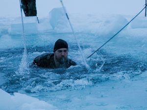 Beim Eissprung: Ein Gebirgsjäger kämpft sich durch das eiskalte Wasser. Foto: Bundeswehr/Skinner