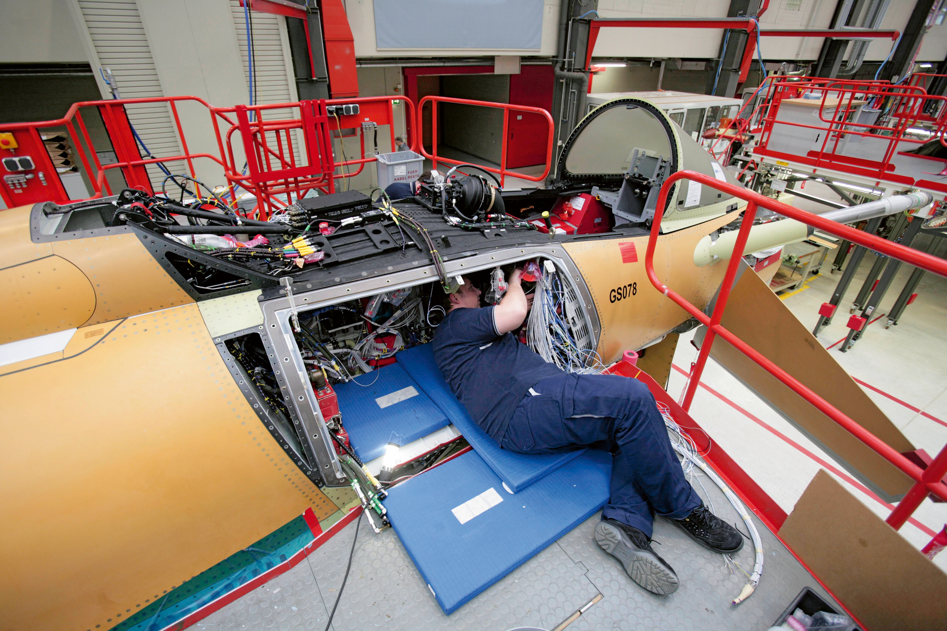 Endmontage eines Eurofighters im Airbus-Werk Manching: Für eine wirksame Abschreckung muss die Industrie moderne Systeme in ausreichender Menge bereitstellen können – das dazu notwendige wirtschaftliche Potential hat Europa. Foto: Picture-Alliance/Ulrich Baumgarten