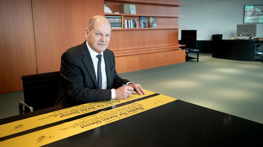 Bundeskanzler Olaf Scholz unterzeichnete das Gelbe Band der Solidarität an seinem amtssitz. Foto: Bundesregierung/Sandra Steins