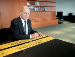 Bundeskanzler Olaf Scholz unterzeichnete das Gelbe Band der Solidarität an seinem amtssitz. Foto: Bundesregierung/Sandra Steins