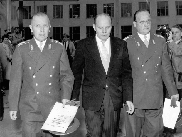 Am offiziellen Gründungstag der Bundeswehr erhalten Adolf Heusinger (l.) und Hans Speidel (r.) vom späteren Verteidigungsminister Theodor Blank (M.) am 12. November 1955 ihre Erkennungsurkunden zum Generalleutnant. Foto: ©Bundespresseamt