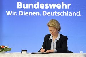 Ursula von der Leyen unterzeichnet in Hannover den neuen Traditionserlass der Bundeswehr Foto: Bundeswehr/Sebastian Wilke