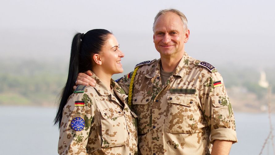 Voller Familieneinsatz: Spieß Anton S. und seine Tochter Jessica leisten bereits zum zweiten Mal gemeinsam ihren Dienst bei EUTM in Mali. Foto: PIZ/EinsFüKdoBw, Patrick Enßle