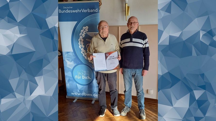 Wolfgang Zellhorst (links) nach der Ehrung mit Joachim Triemer. Foto: DBwV
