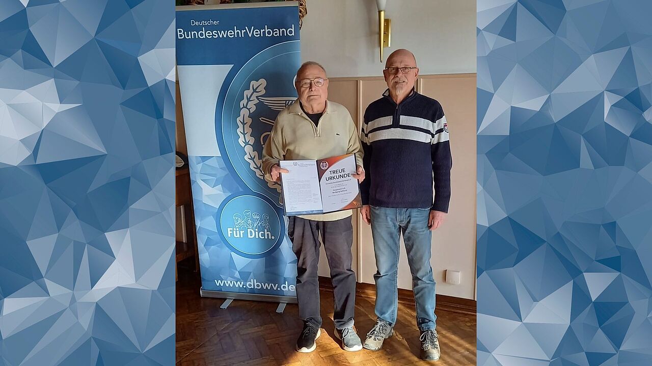 Wolfgang Zellhorst (links) nach der Ehrung mit Joachim Triemer. Foto: DBwV