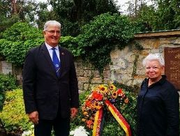 Der Vorsitzende der KERH Dresden, Oberstleutnant a.D. Raimund Töpsch sowie Brigitte Merkert am Kranz der KERH, der an der Gedenkstätte für die ermordeten Generale Hans und Friedrich Oster niedergelegt wurde. Foto: Dieter Wendler