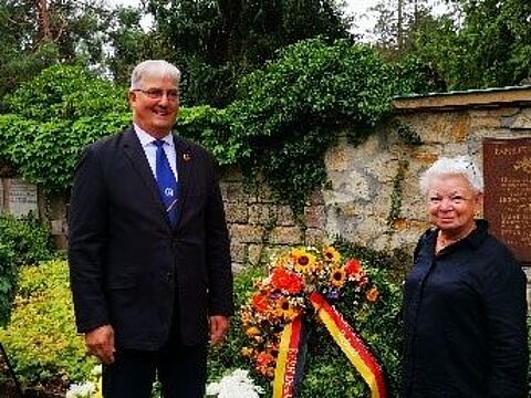 Der Vorsitzende der KERH Dresden, Oberstleutnant a.D. Raimund Töpsch sowie Brigitte Merkert am Kranz der KERH, der an der Gedenkstätte für die ermordeten Generale Hans und Friedrich Oster niedergelegt wurde. Foto: Dieter Wendler