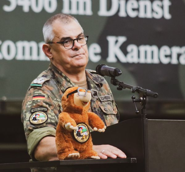Für Oberst Manfred Schreiber ist der Marsch zum Gedenken ein wahrnehmbares Zeichen gegen das Vergessen. Foto: Melanie Schreiber