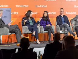 Auf der Handelsblatt-Konferenz sprach Oberst André Wüstner (r.) mit Franziska Brandmann (2.v.l.), Serap Güler und Johannes Arlt (2.v.r.). Moderiert wurde die Runde vom Handelsblatt-Journalisten Frank Specht. Foto: Handelsblatt Sicherheit und Verteidigung