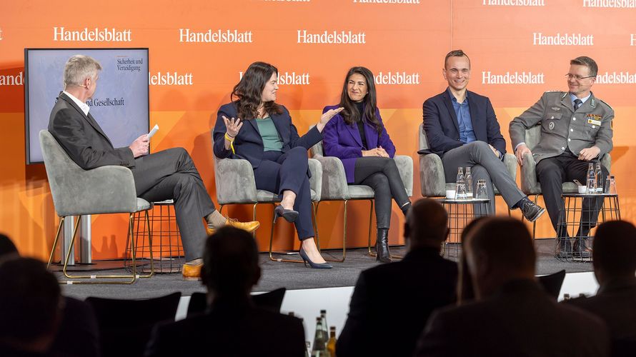 Auf der Handelsblatt-Konferenz sprach Oberst André Wüstner (r.) mit Franziska Brandmann (2.v.l.), Serap Güler und Johannes Arlt (2.v.r.). Moderiert wurde die Runde vom Handelsblatt-Journalisten Frank Specht. Foto: Handelsblatt Sicherheit und Verteidigung