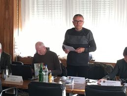 Edmund Schmitz freute sich bei der Begrüßung über die erneut gewachsene Teilnehmerzahl der zivilen Beschäftigten, deren Interessen er gemeinsam mit Dagmar Grubert (r.)  im Landesverband vertritt. Ganz links der Landesvorsitzende West Thomas Sohst Foto: DB