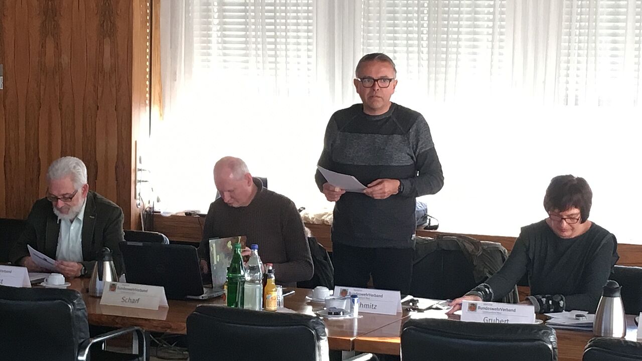 Edmund Schmitz freute sich bei der Begrüßung über die erneut gewachsene Teilnehmerzahl der zivilen Beschäftigten, deren Interessen er gemeinsam mit Dagmar Grubert (r.)  im Landesverband vertritt. Ganz links der Landesvorsitzende West Thomas Sohst Foto: DB