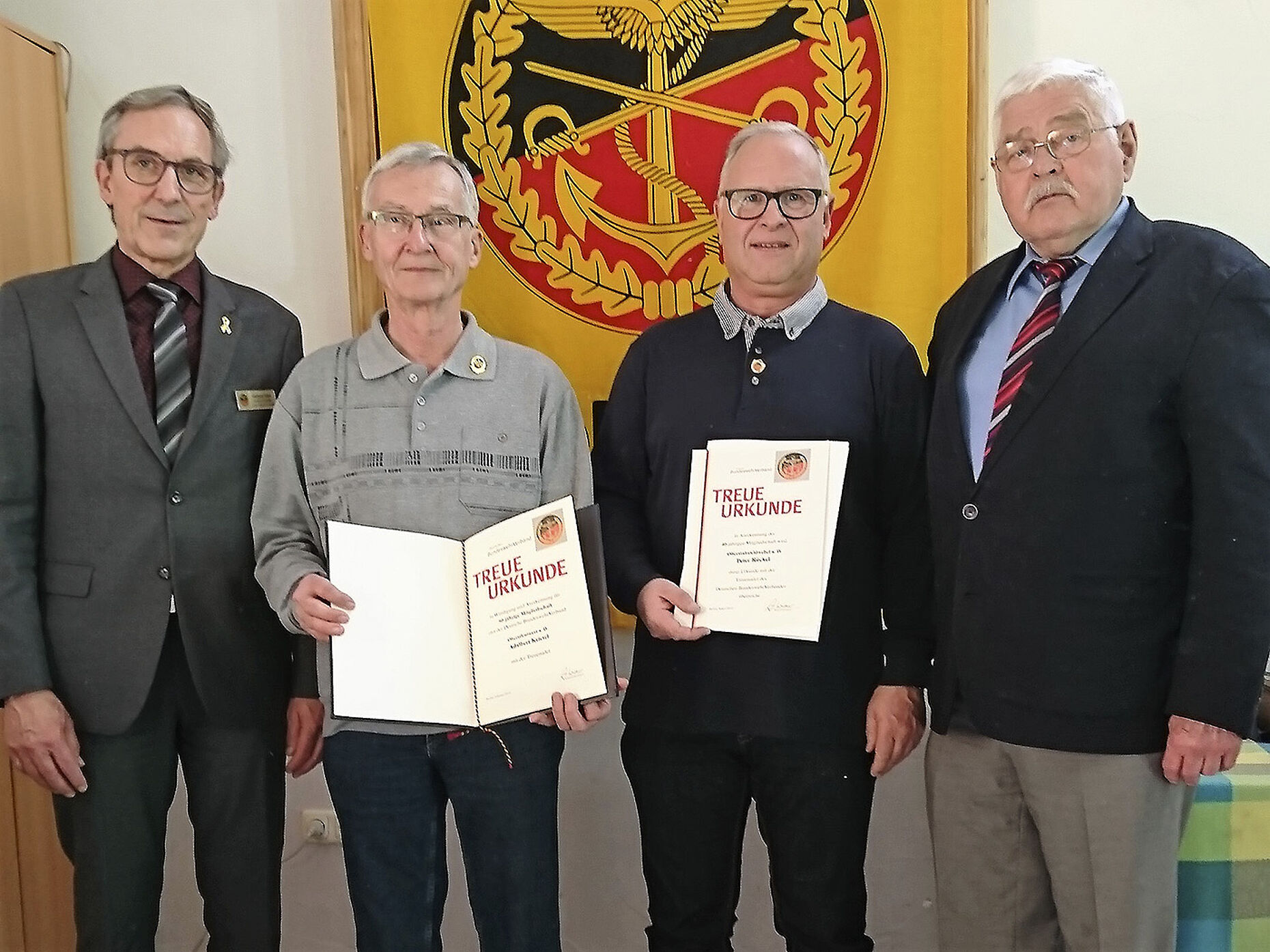 (v.l.): Landesvorsitzender Gerhard Stärk dankt Oberstabsfeldwebel a.D. Peter Rückel für 40-jährige und Oberstleutnant a.D. Adalbert Kriesel für 50-jährige Mitgliedschaft im Deutschen BundeswehrVerband gemeinsam mit Vorsitzendem Oberstleutnant a.D. Klaus Voshage. Foto: DBwV/Franz Herrler