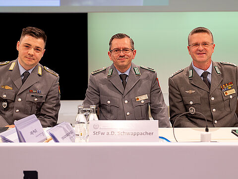 Mit 92 Prozent der Stimmen wählten die Delegierten Oberst André Wüstner (rechts) erneut zum Bundesvorsitzenden. Zu stellvertretenden Bundesvorsitzenden wählten die 355 Delegierten Stabsfeldwebel a.D. Thomas Schwappacher (Mitte) und den Oberstabsgefreiten Marcus Meissner. Foto: DBwV/Yann Bombeke