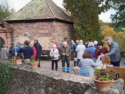 Die Mitglieder der KERH am Eingang zur Burg Gamburg mit dem restrukturierten Burggarten. Foto: Carina Rother