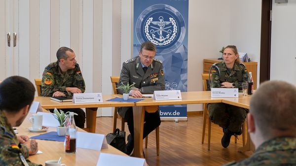 Oberst André Wüstner im Gespräch mit Vertrauenspersonen. Foto: RR