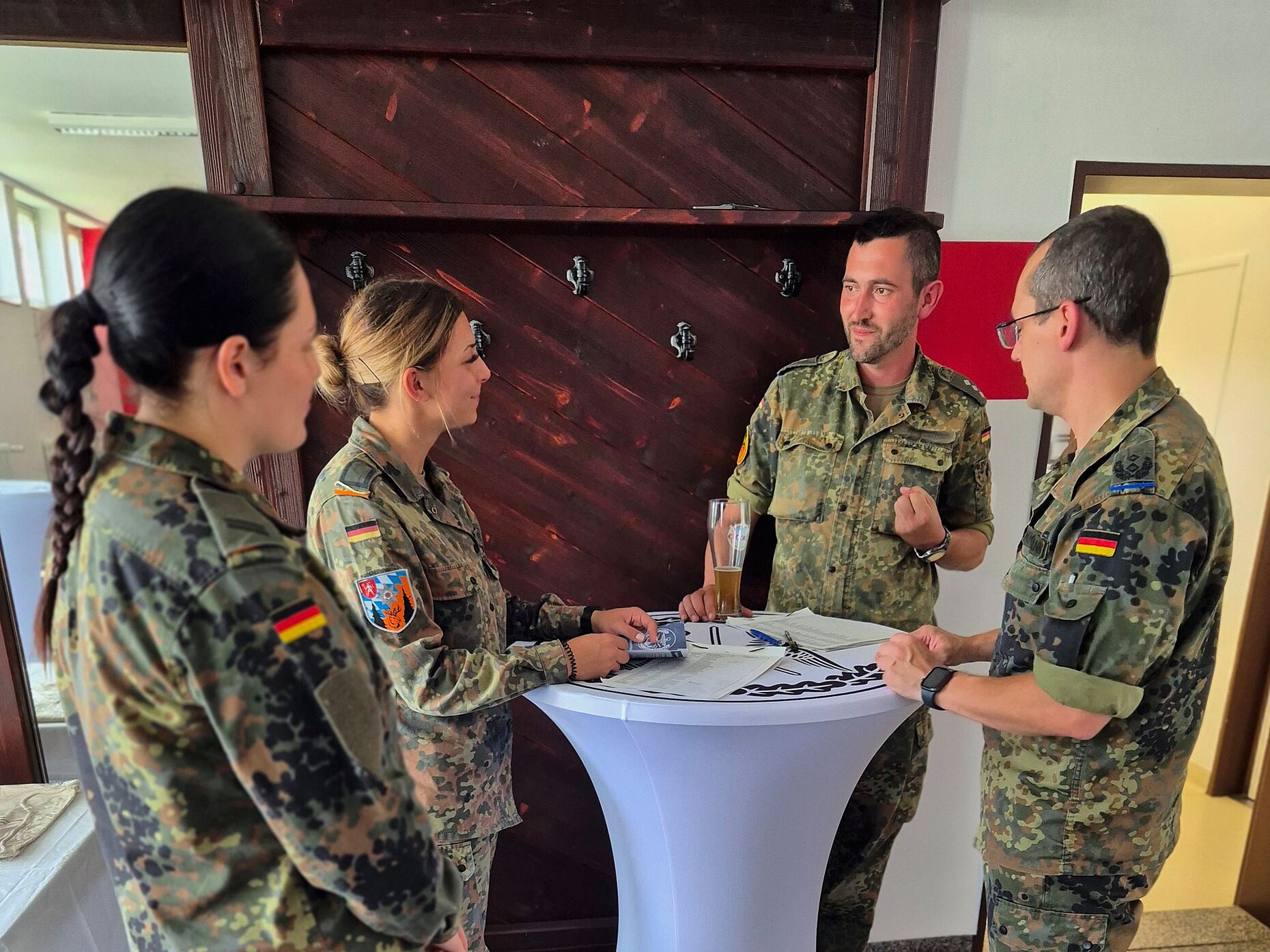Im Gespräch mit Soldatinnen: StoKa-Vorsitzender Oberstleutnant Thomas Zimmermann und Hauptmann St. Foto: StoKa Roding