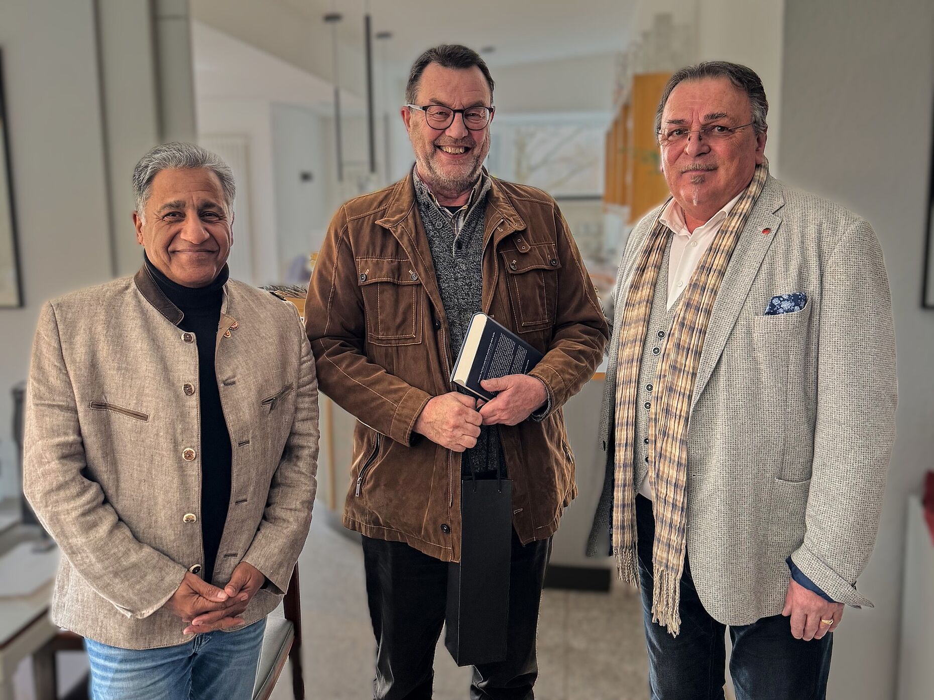 Bezirksvorsitzender Franz Jung (r.) bedankt sich bei Oberstleutnant a.D. Rüdiger Pauli (M.) für sein achtjährigen Einsatz als Vorsitzender der Kameradschaft, hier mit dem neuen Vorsitzenden Walter Proneth. Foto: Walter Proneth