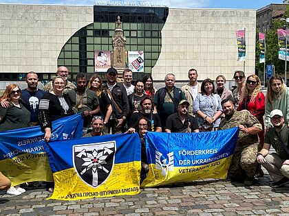 Unterstützer und Vertreter des Förderkreises der ukrainischen Veteranen Süd präsentierten sich beim Veteranentag 2026 in Mannheim hinter dem Banner ihres Vereins. Foto: Gerd-Josef Bopp