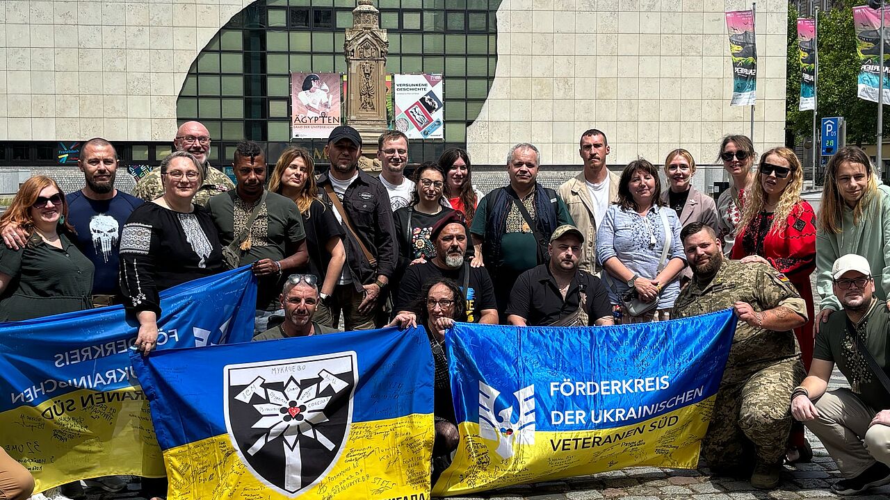 Unterstützer und Vertreter des Förderkreises der ukrainischen Veteranen Süd präsentierten sich beim Veteranentag 2026 in Mannheim hinter dem Banner ihres Vereins. Foto: Gerd-Josef Bopp