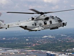 Der neue Mehrzweckhubschrauber NH-90 NTH Sea Lion vom Marinefliegergeschwader 5 bei einem Flug entlang der Nordseeküste. Foto: Bundeswehr/Maylin Wied